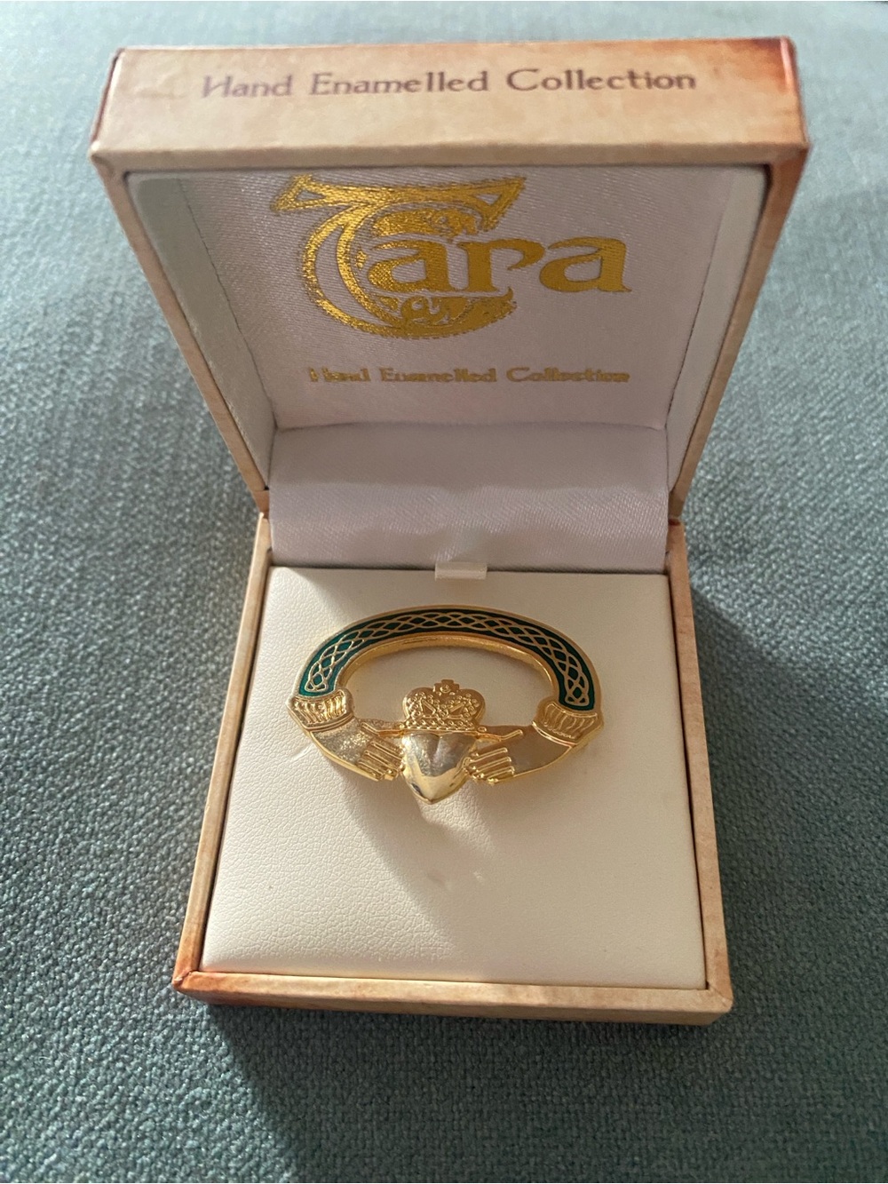 Vintage Tara Hand Enameled Claddagh Brooch Pin Gold Plated Green Celtic Knot Box